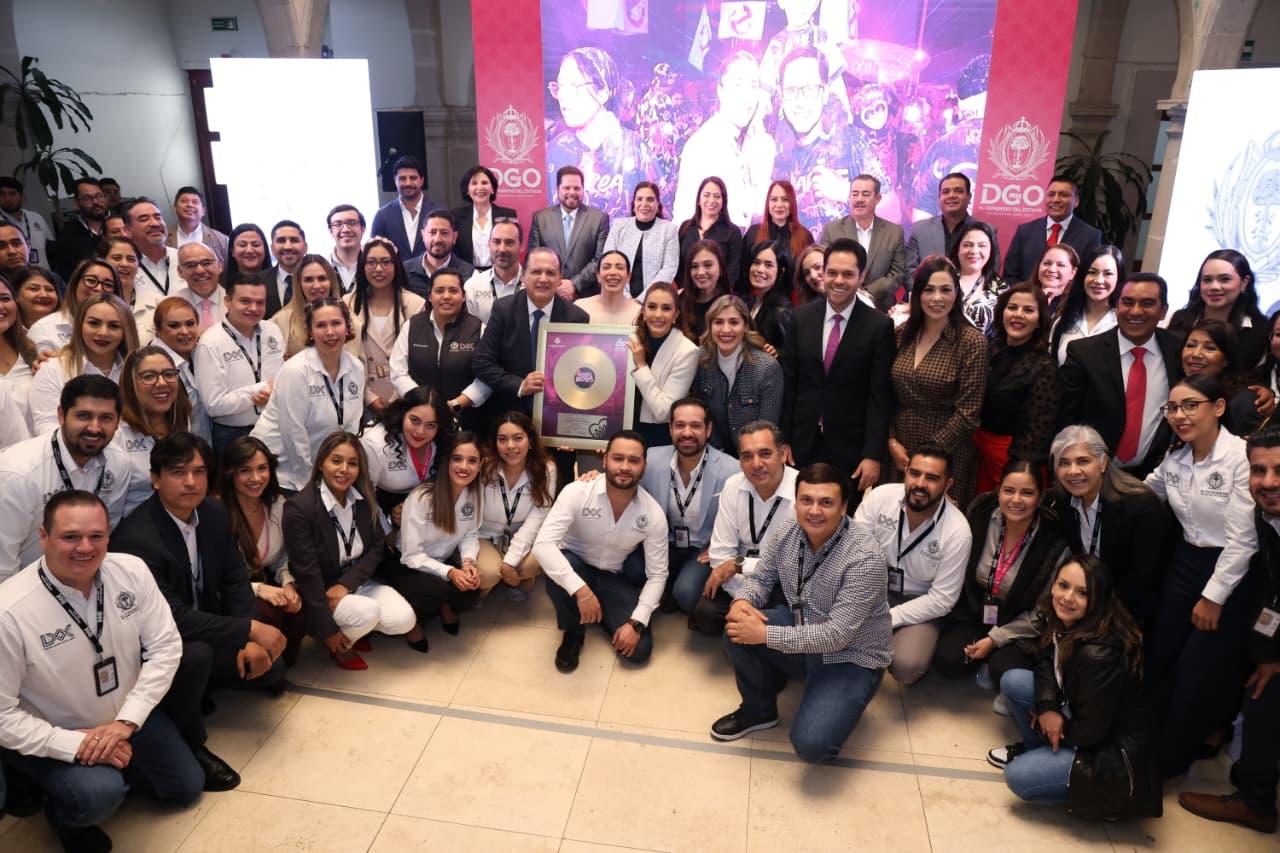 Entrega Marisol Rosso Disco de Oro al Congreso por ser el más “retro” en Marea Rosa