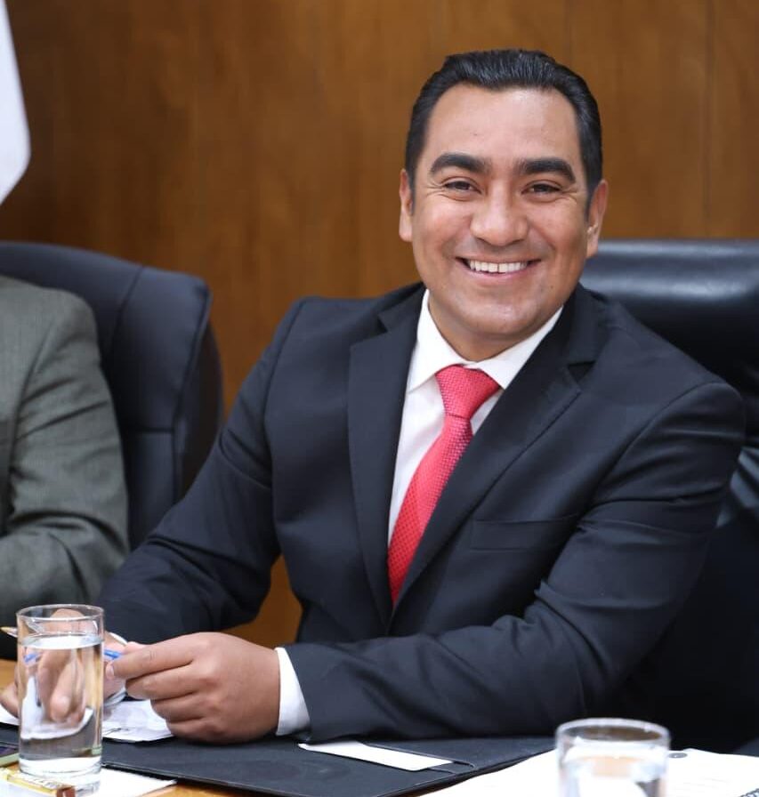 Impulsa Noel Fernández titulación de egresados de educación superior